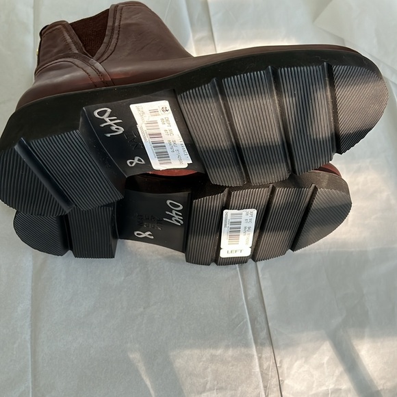 Naturalizer Darry Water-Repellent Leather Lightweight Lug Sole Chelsea Booties - Picture 10 of 13